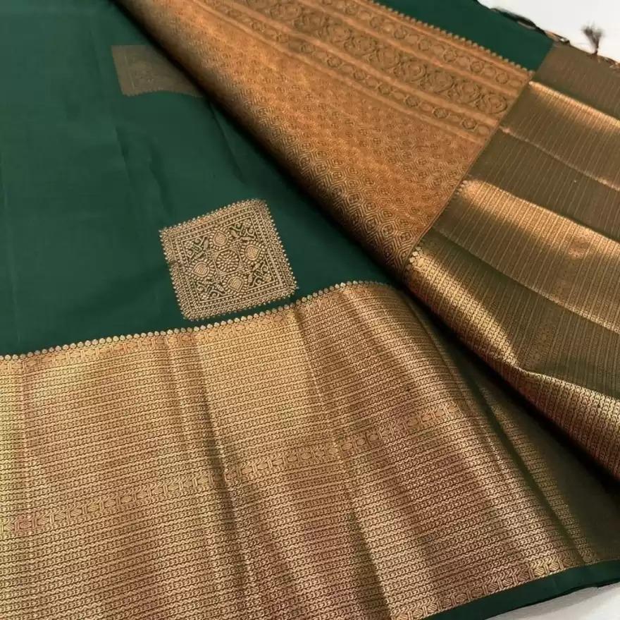 Mesmeric extravagant Dark Green Soft Silk Saree With Sizzling Blouse Piece