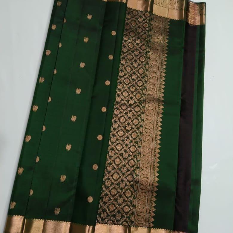 Arresting Dark Green Soft Silk Saree With Efflorescence Blouse Piece