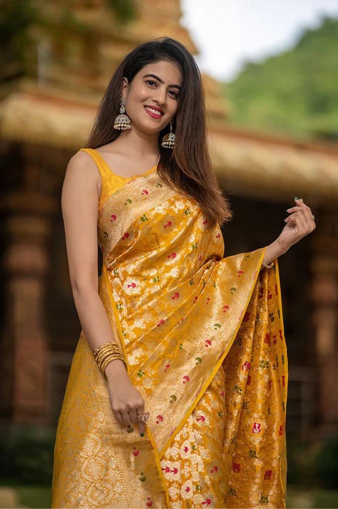 Sonorous Yellow Soft Silk Saree With Mesmeric Blouse Piece