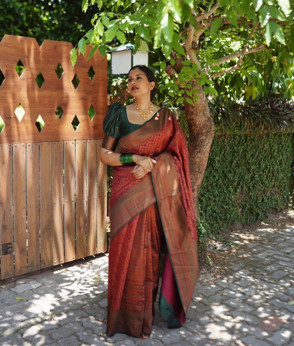 Easy on the eyes Maroon Soft Silk Saree With Captivating Blouse Piece