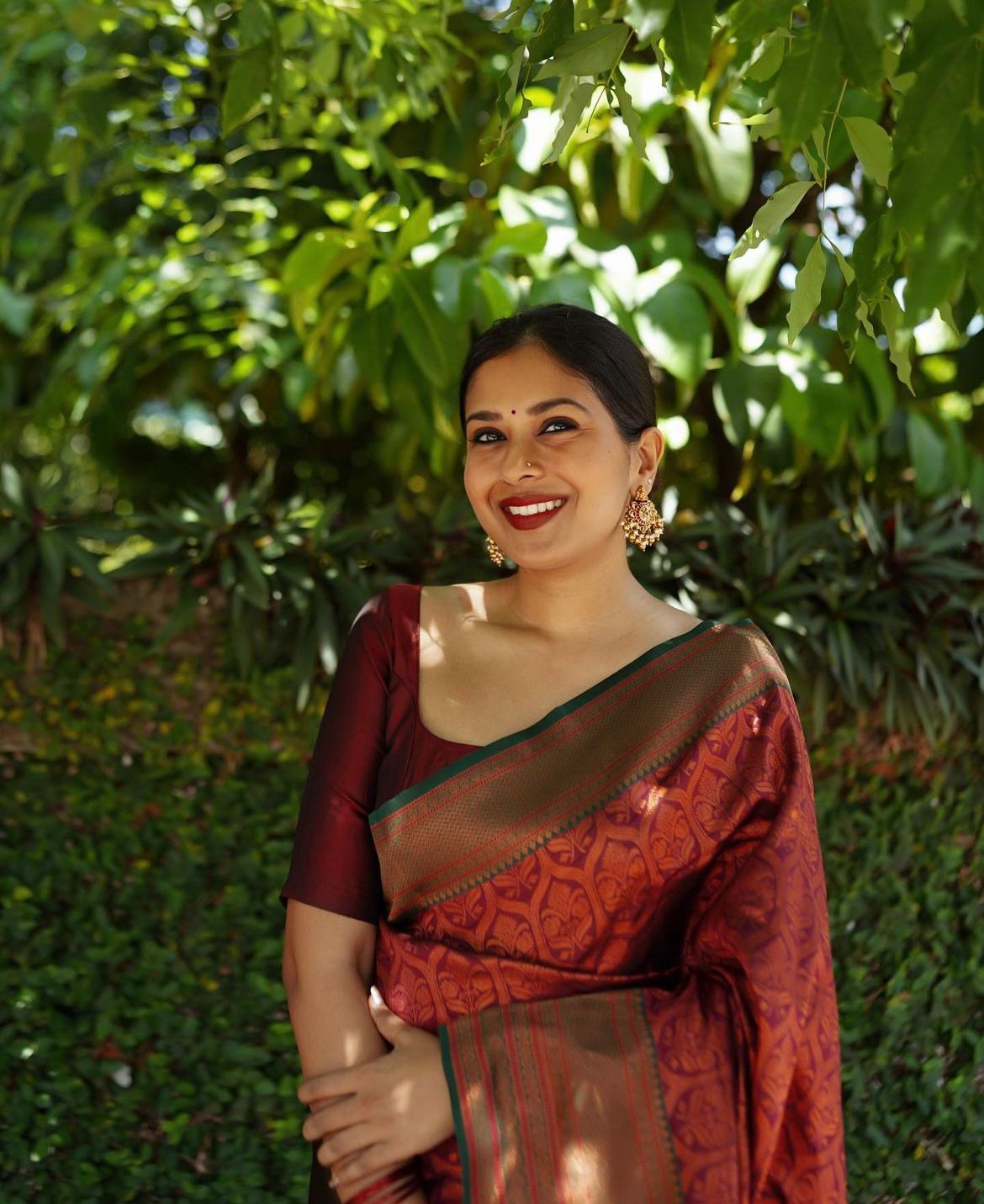 Easy on the eyes Maroon Soft Silk Saree With Captivating Blouse Piece