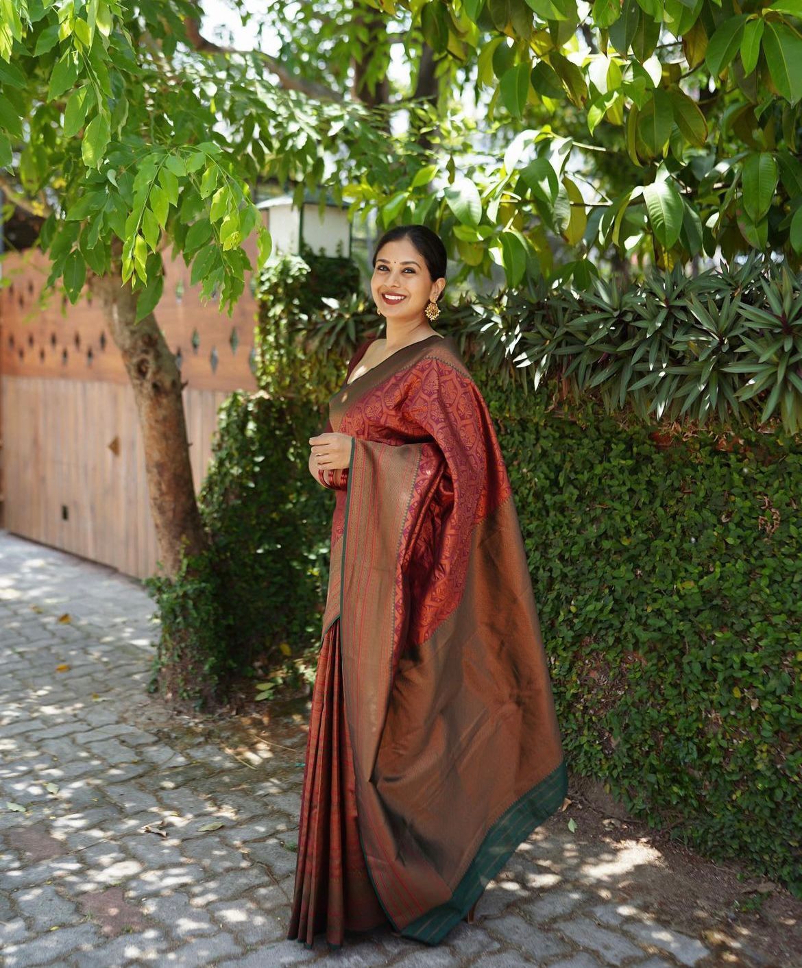 Easy on the eyes Maroon Soft Silk Saree With Captivating Blouse Piece