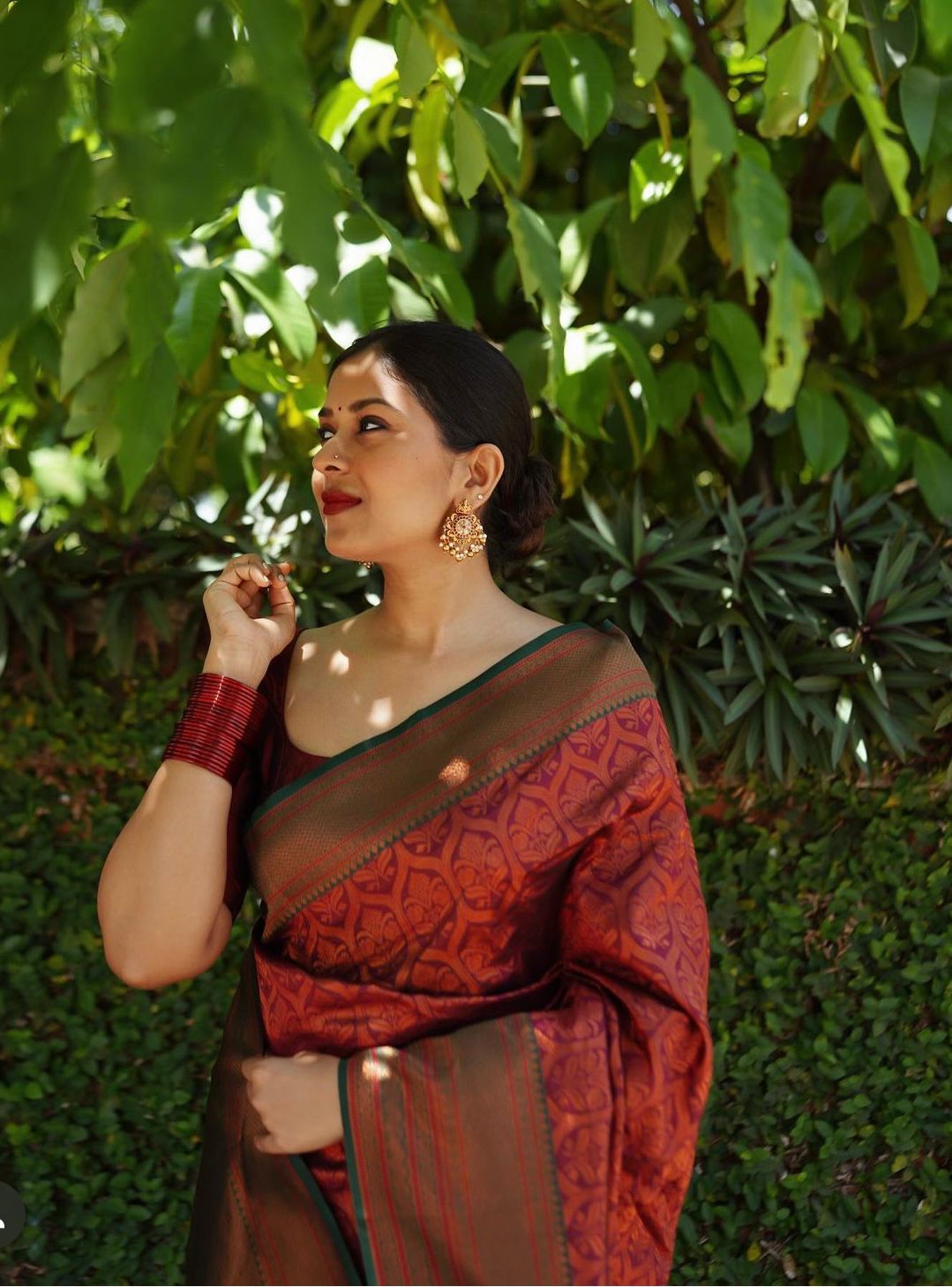 Easy on the eyes Maroon Soft Silk Saree With Captivating Blouse Piece