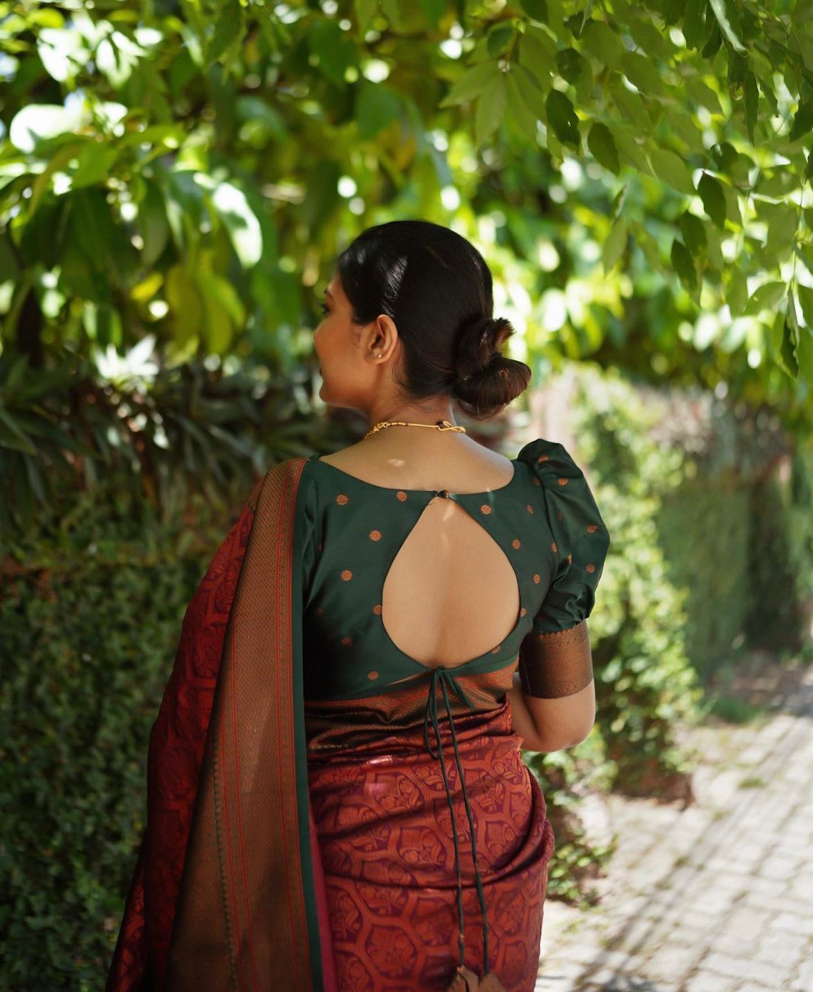 Easy on the eyes Maroon Soft Silk Saree With Captivating Blouse Piece