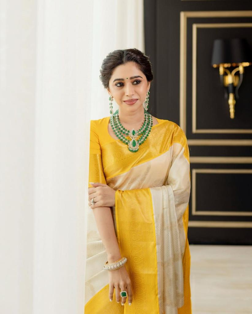 Staggering Stunning White Soft Silk Saree With Dalliance Blouse Piece