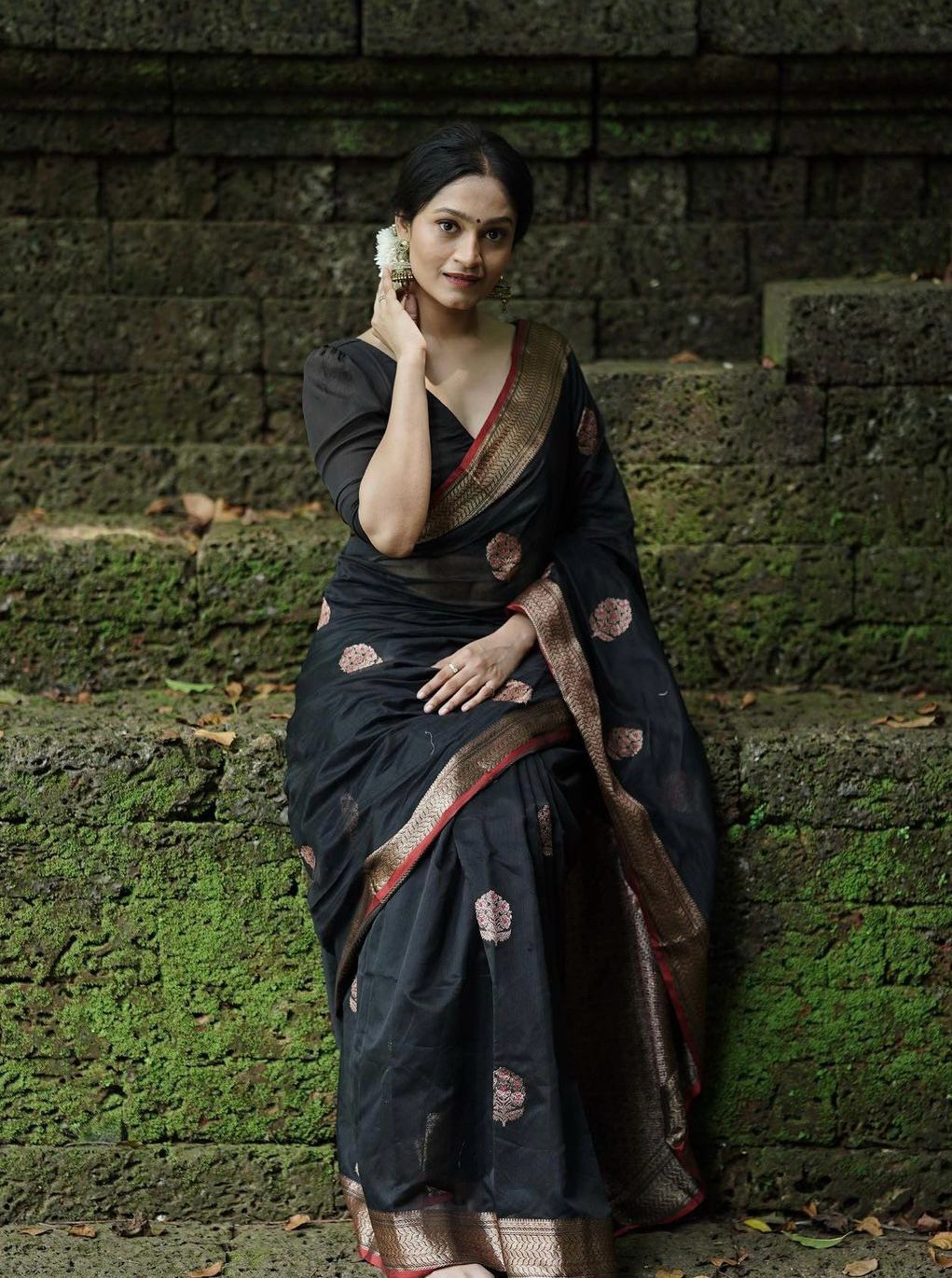 Extraordinary Black Soft Silk Saree With Supernal Blouse Piece