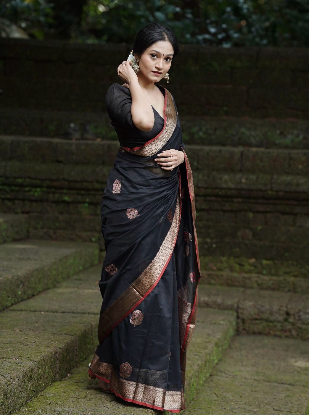 Extraordinary Black Soft Silk Saree With Supernal Blouse Piece