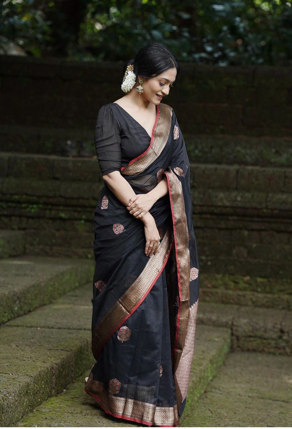 Extraordinary Black Soft Silk Saree With Supernal Blouse Piece