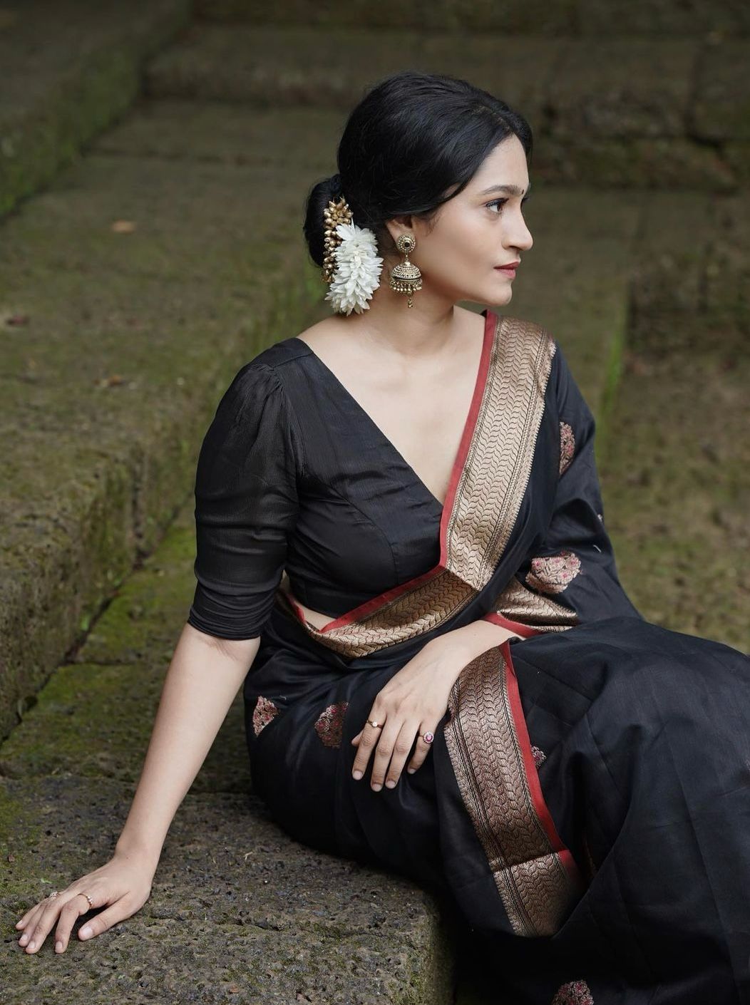 Extraordinary Black Soft Silk Saree With Supernal Blouse Piece