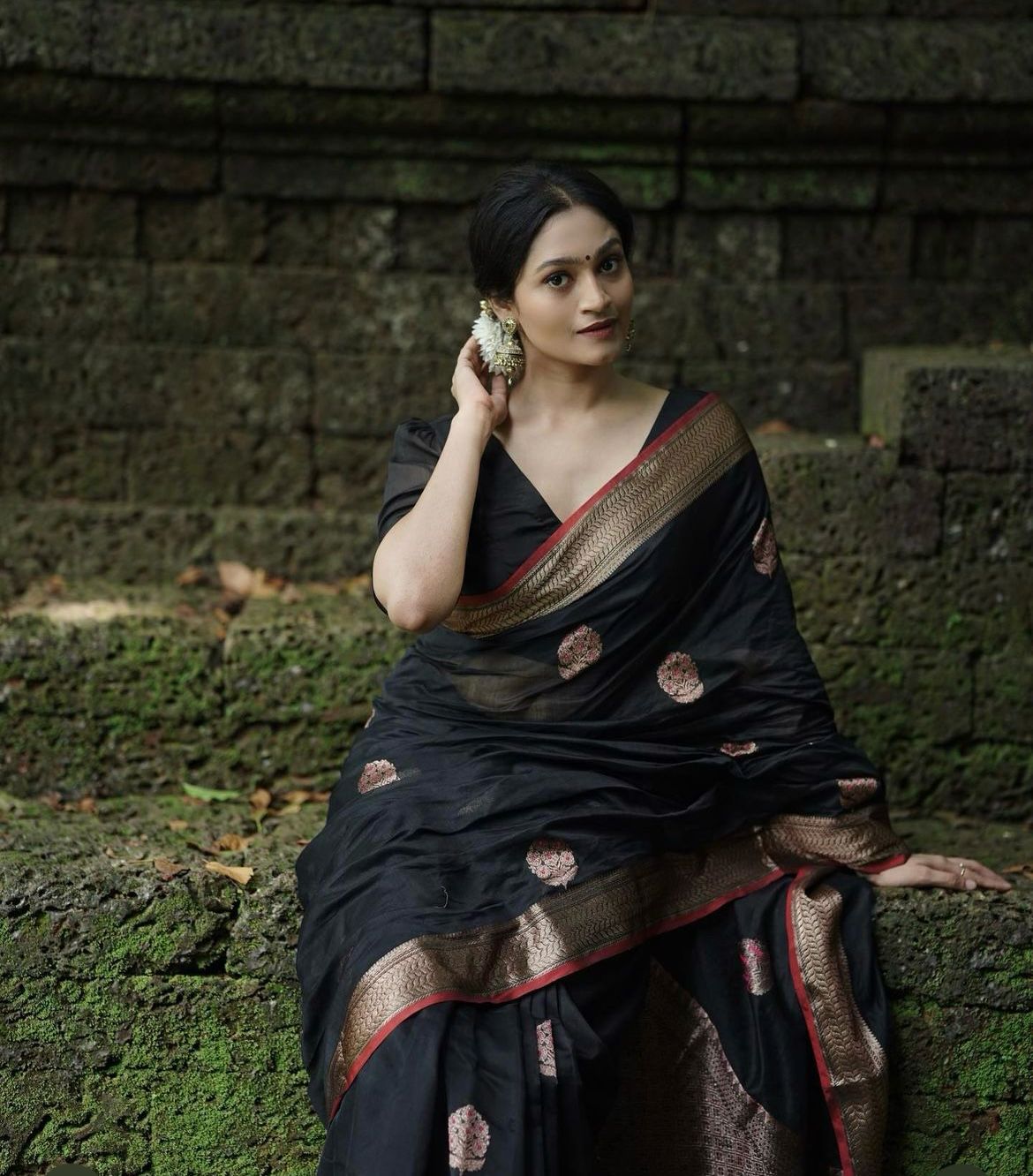 Extraordinary Black Soft Silk Saree With Supernal Blouse Piece