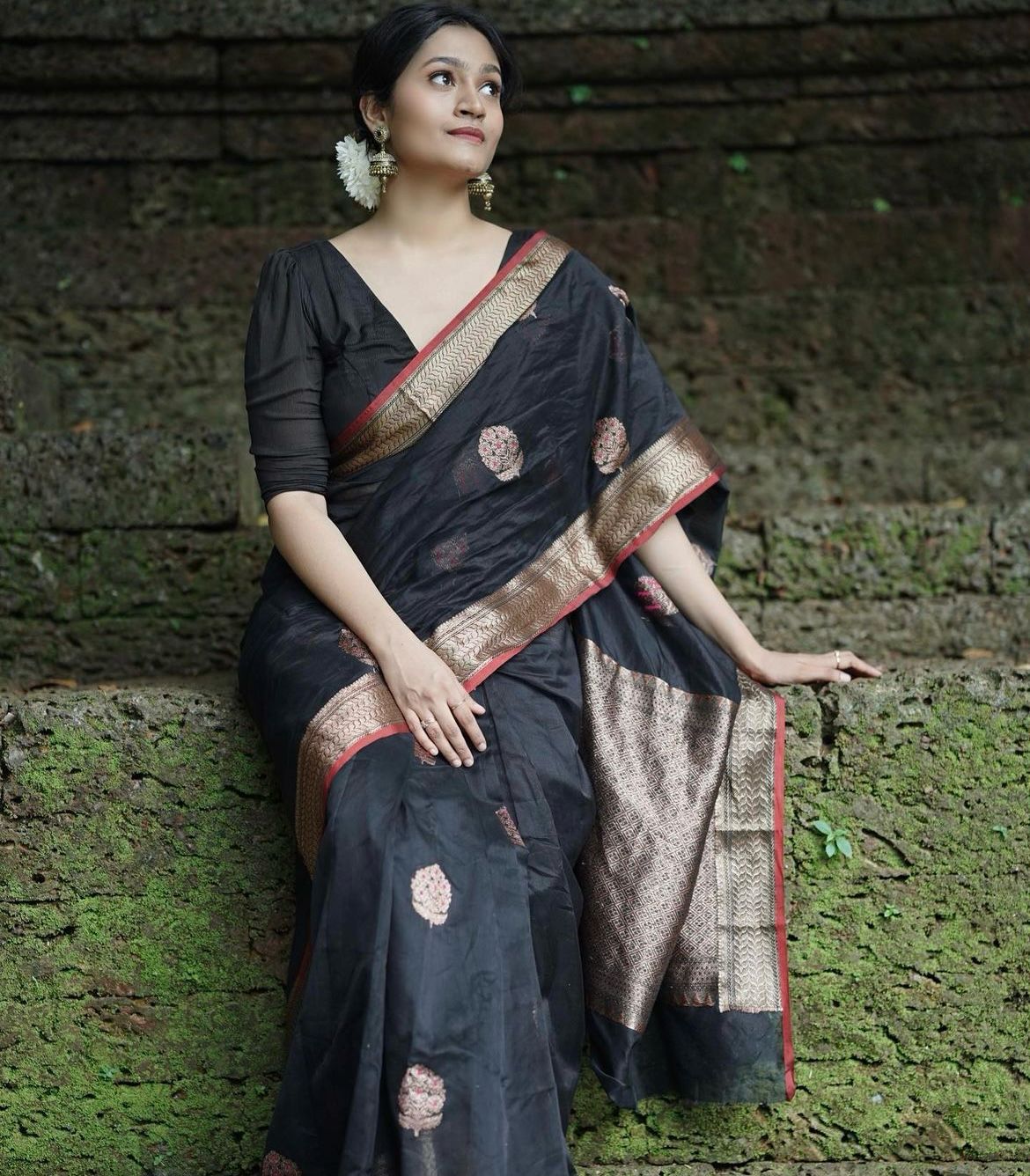 Extraordinary Black Soft Silk Saree With Supernal Blouse Piece