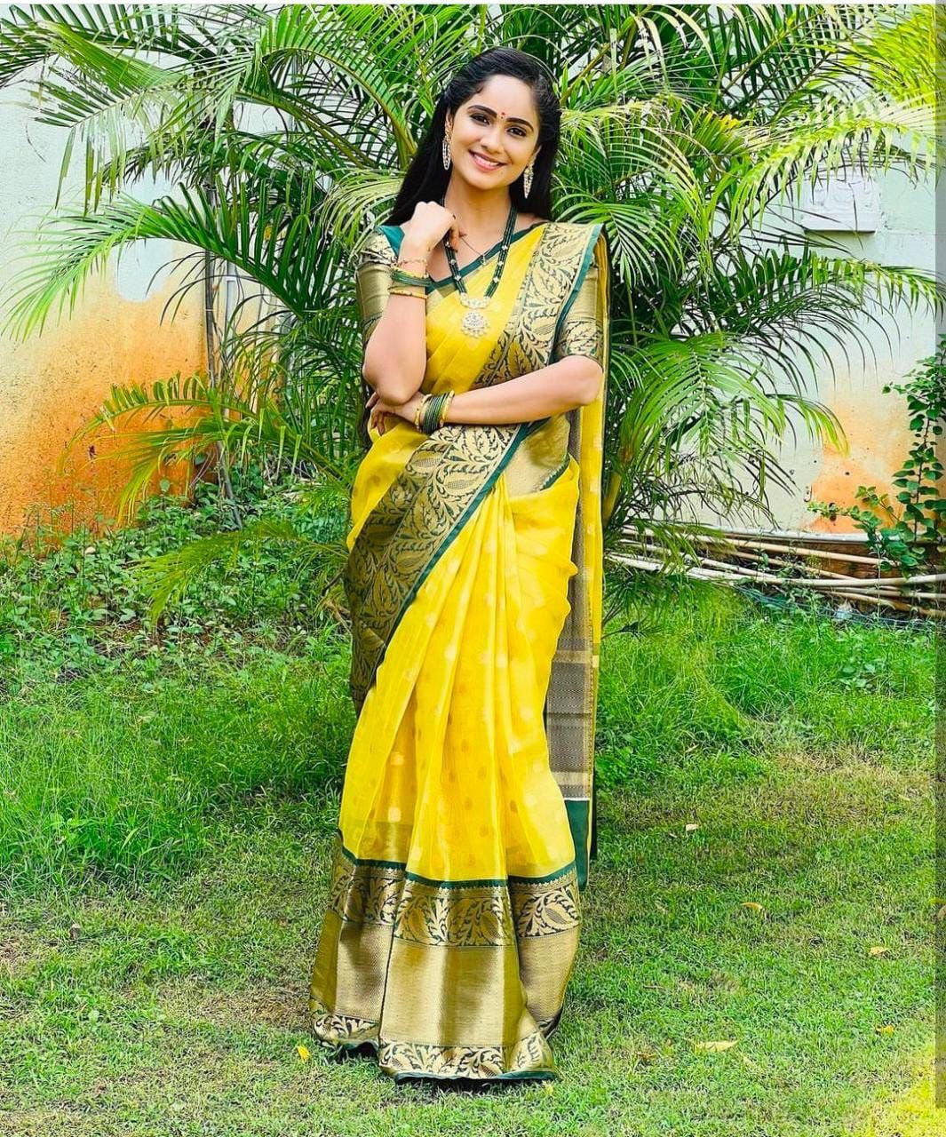 Easy on the eyes Yellow Soft Silk Saree With Seraphic Blouse Piece