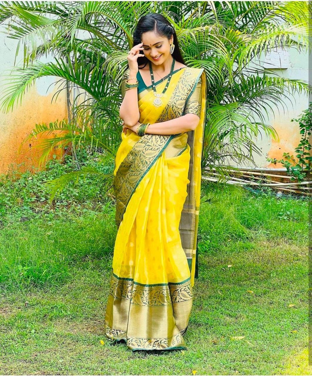 Easy on the eyes Yellow Soft Silk Saree With Seraphic Blouse Piece