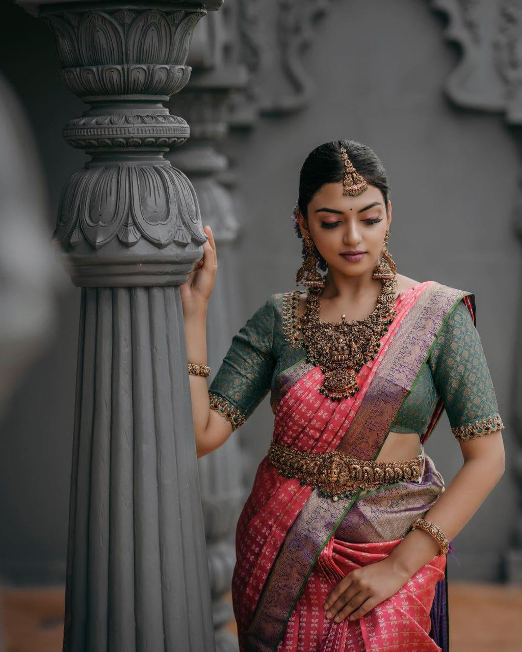 Enchanting Dark Pink Soft Silk Saree With Entrancing Blouse Piece