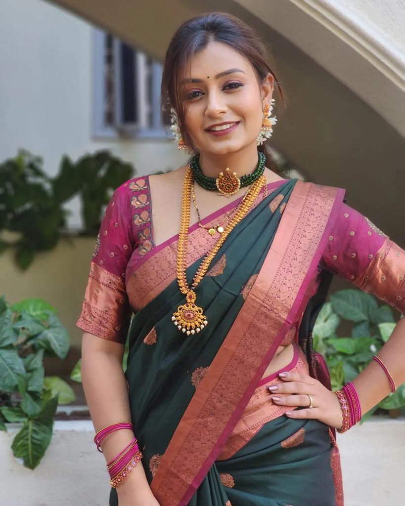 Felicitous Dark Green Soft Silk Saree With Inspiring Blouse Piece