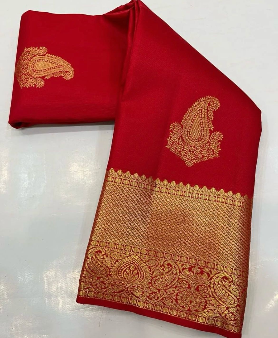 Rhapsodic Red Soft Silk Saree With Splendorous Blouse Piece