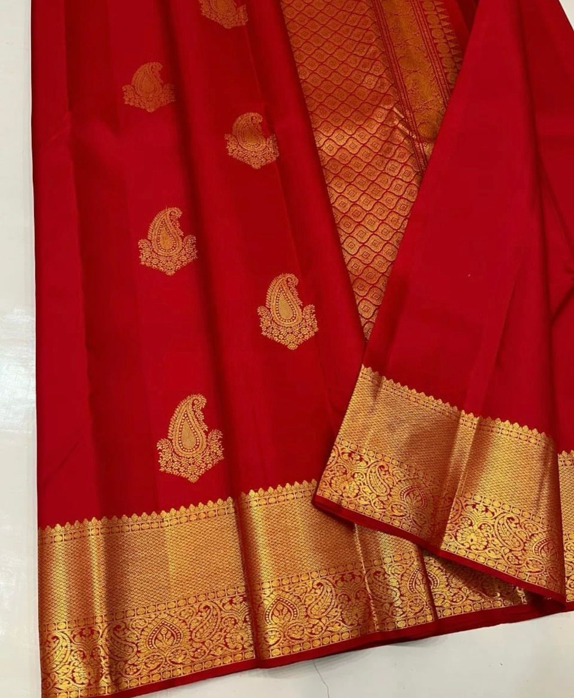 Rhapsodic Red Soft Silk Saree With Splendorous Blouse Piece