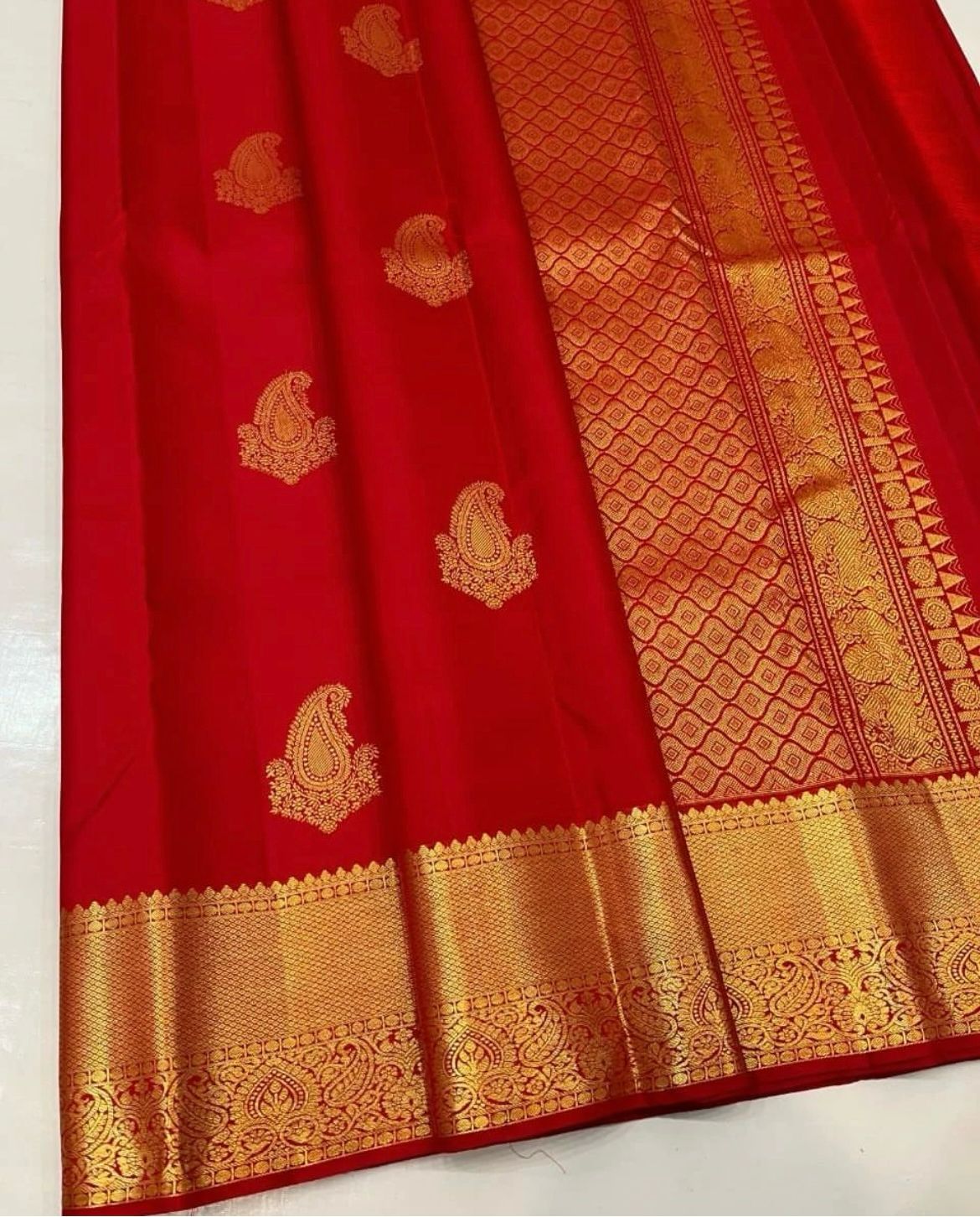 Rhapsodic Red Soft Silk Saree With Splendorous Blouse Piece