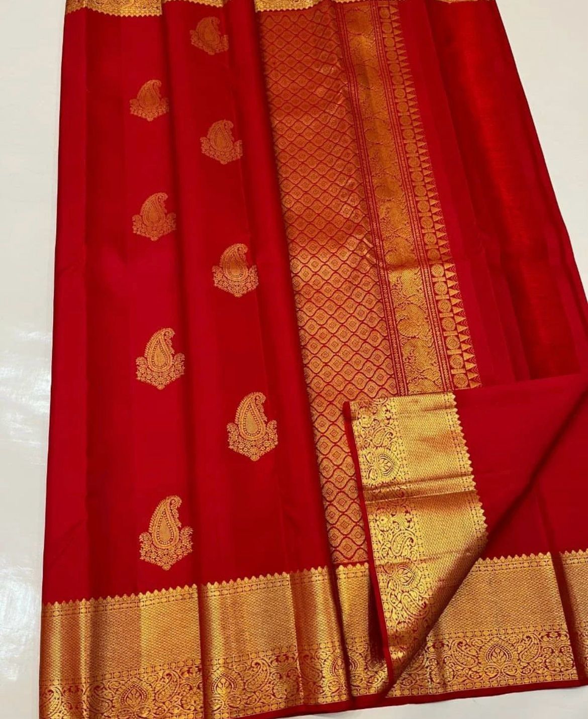 Rhapsodic Red Soft Silk Saree With Splendorous Blouse Piece