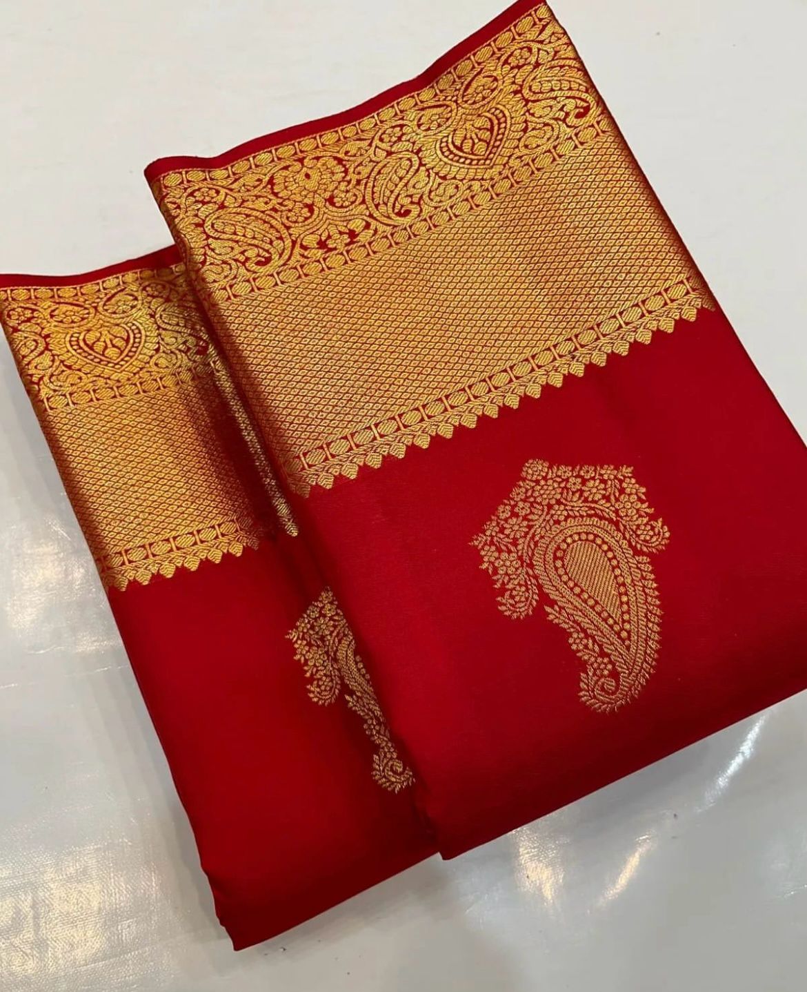 Rhapsodic Red Soft Silk Saree With Splendorous Blouse Piece