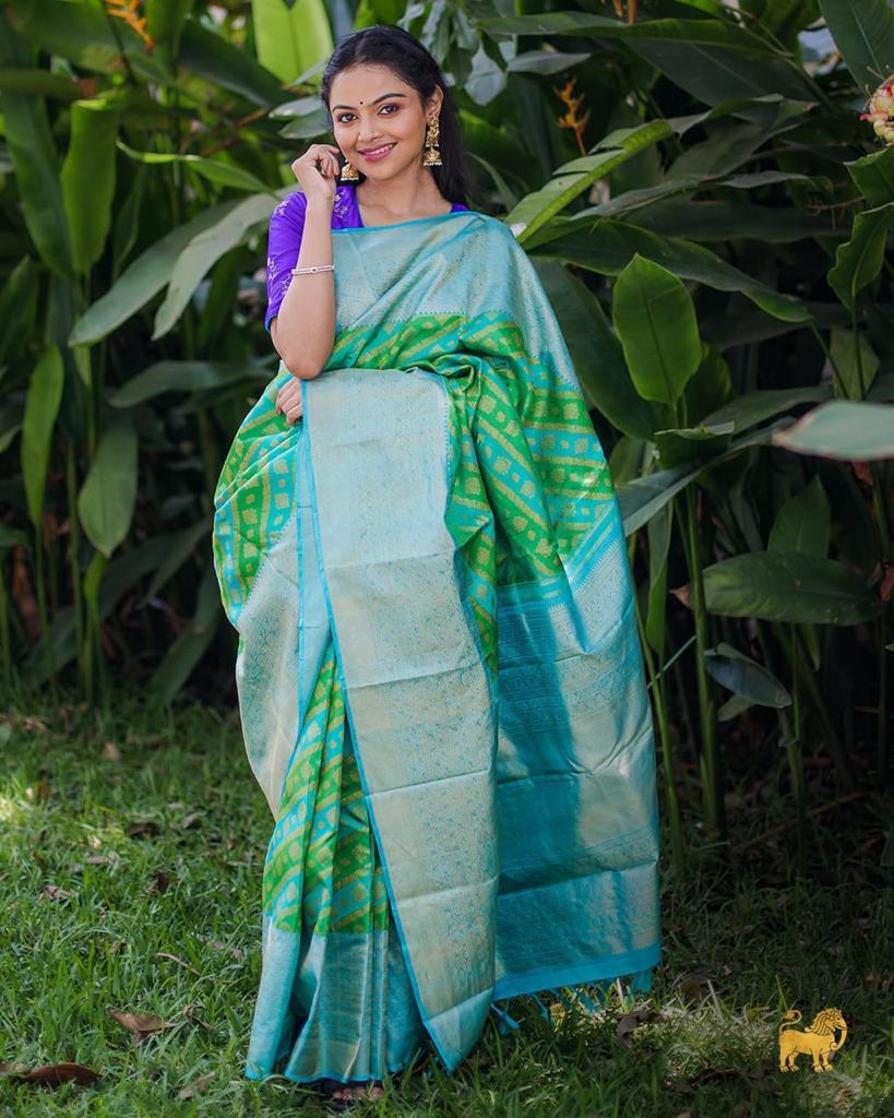 Grandiose Parrot Soft Silk Saree With Gratifying Blouse Piece