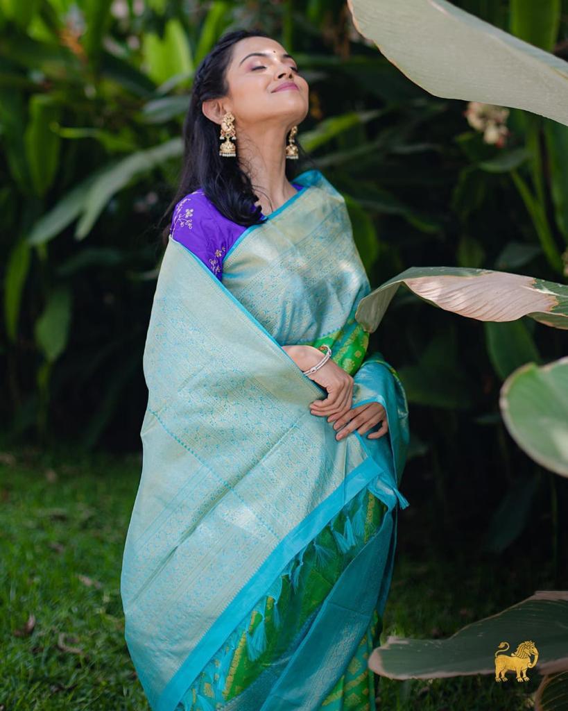 Grandiose Parrot Soft Silk Saree With Gratifying Blouse Piece