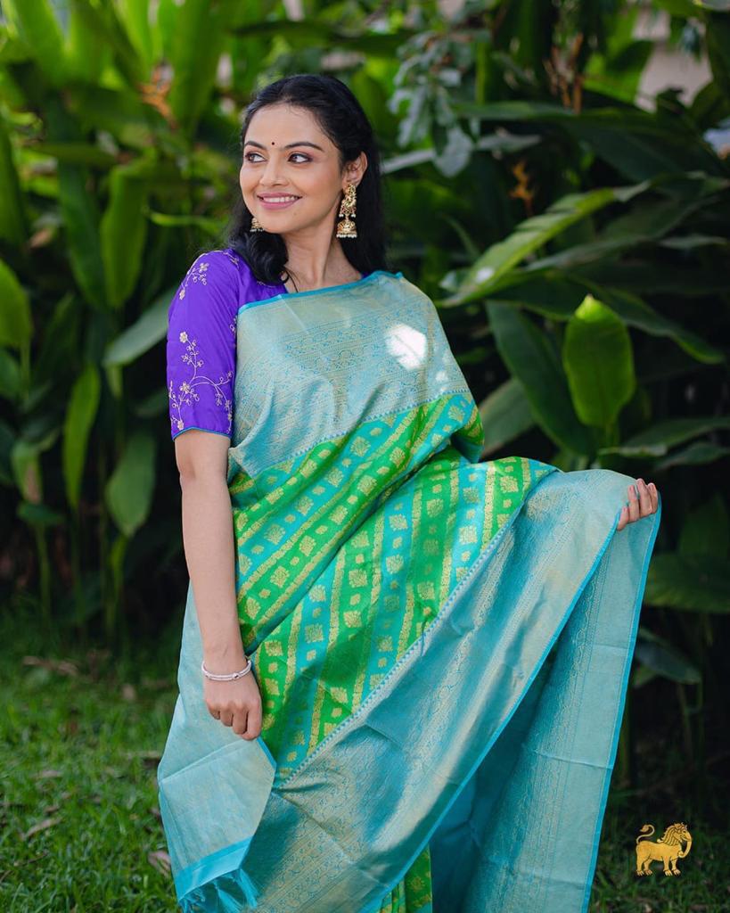 Grandiose Parrot Soft Silk Saree With Gratifying Blouse Piece