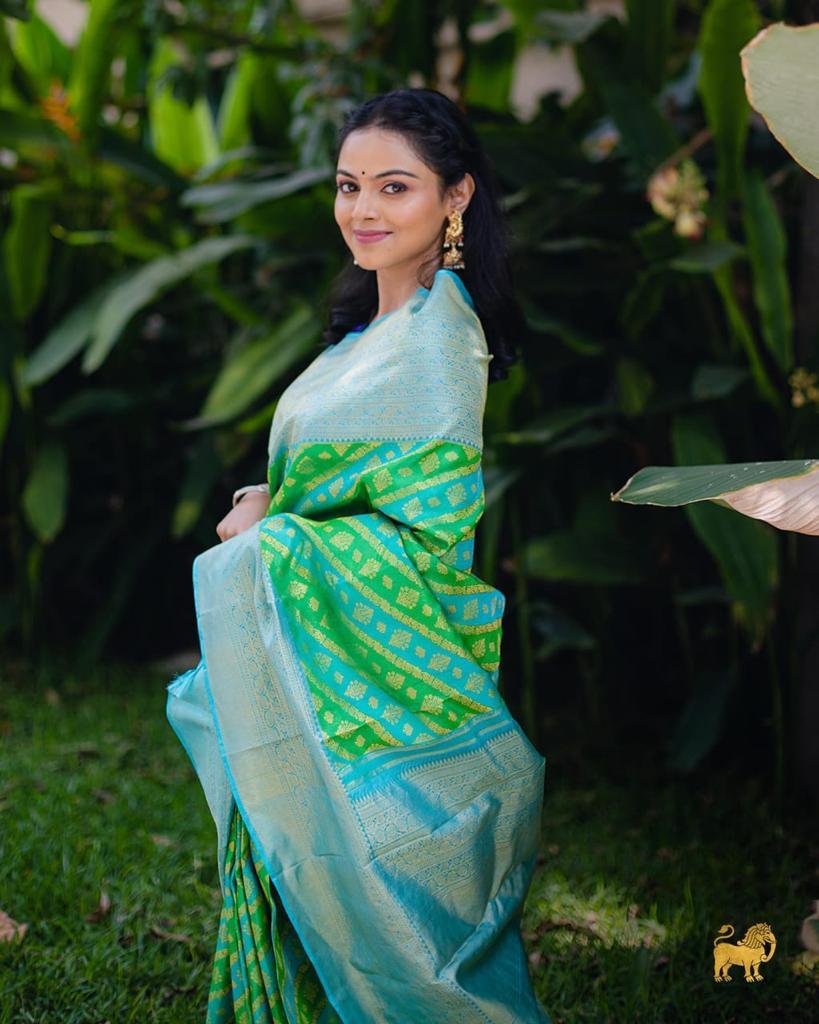 Grandiose Parrot Soft Silk Saree With Gratifying Blouse Piece