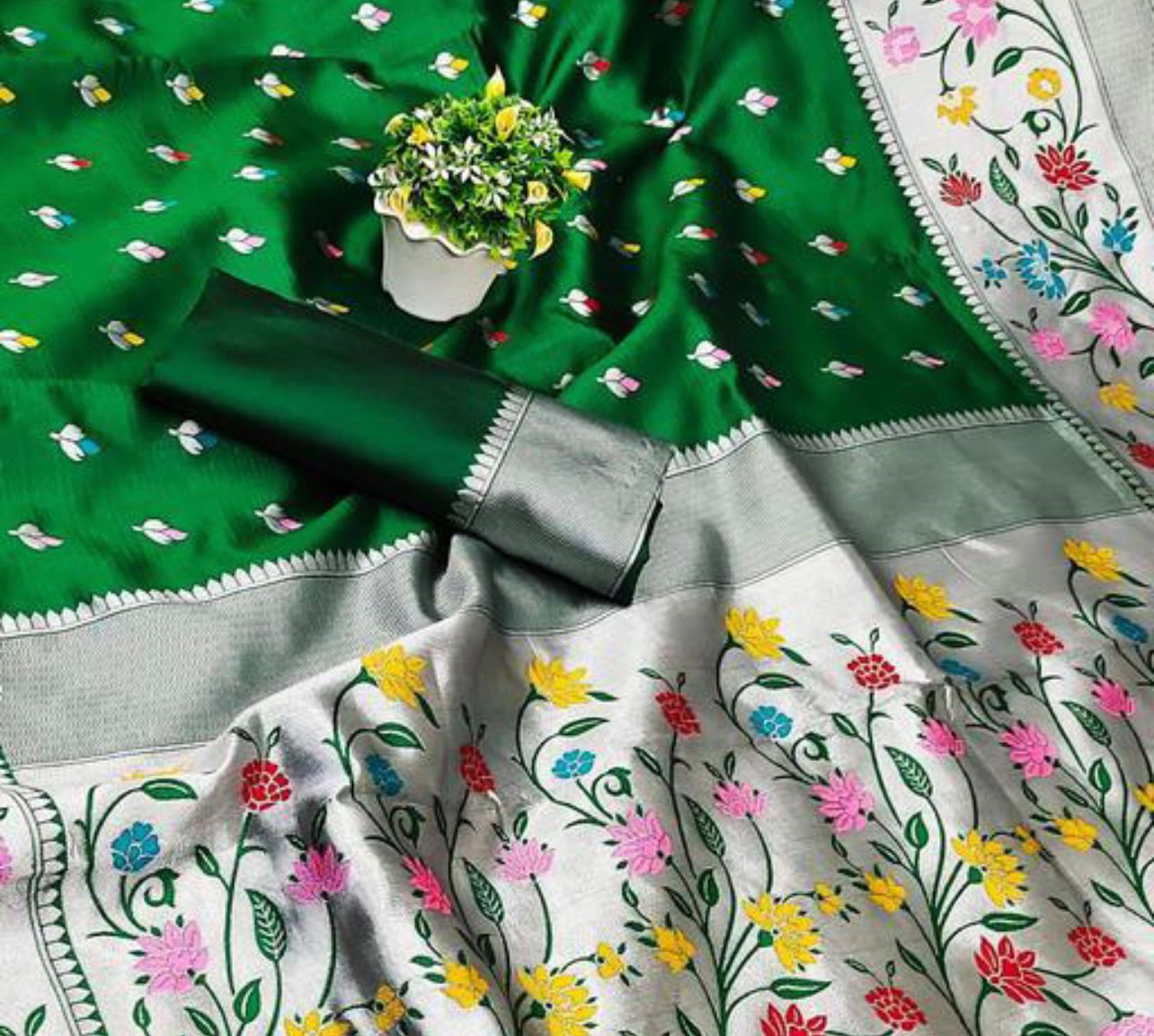 Magnificat Dark Green Paithani Silk Saree With Bewitching Blouse Piece