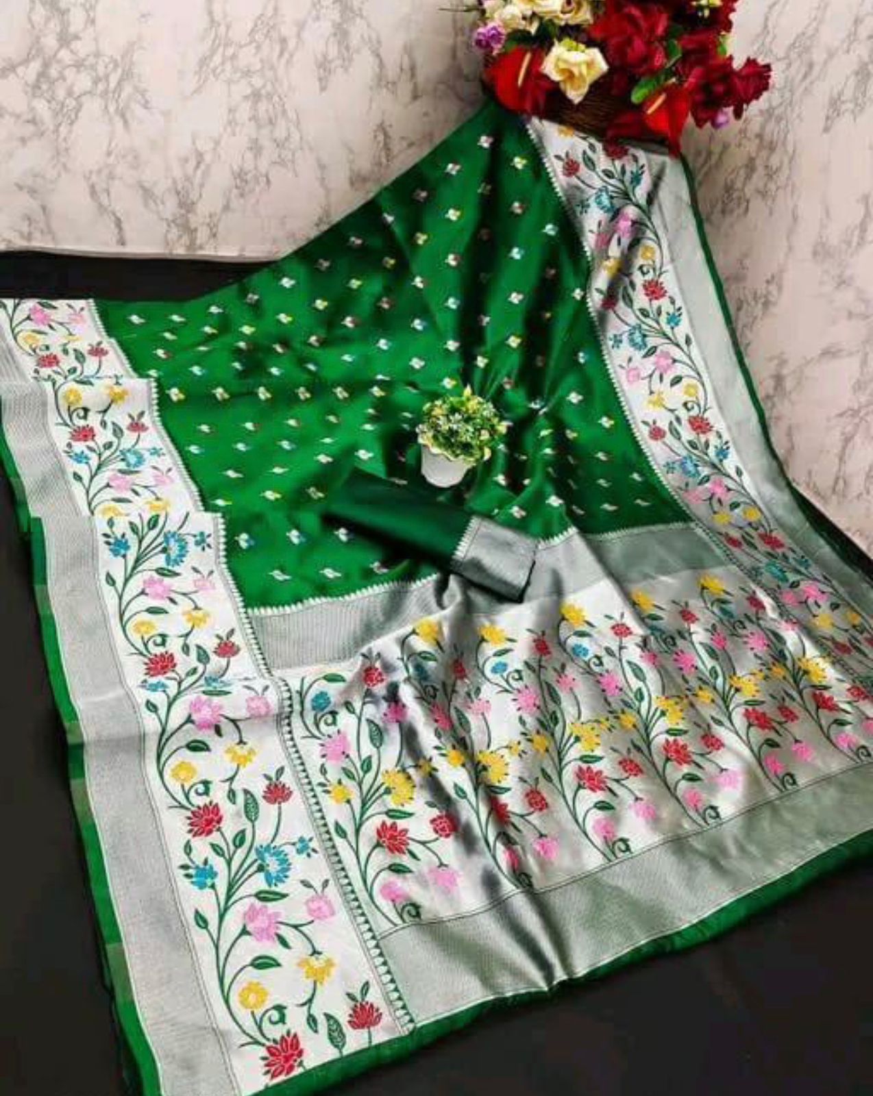 Magnificat Dark Green Paithani Silk Saree With Bewitching Blouse Piece