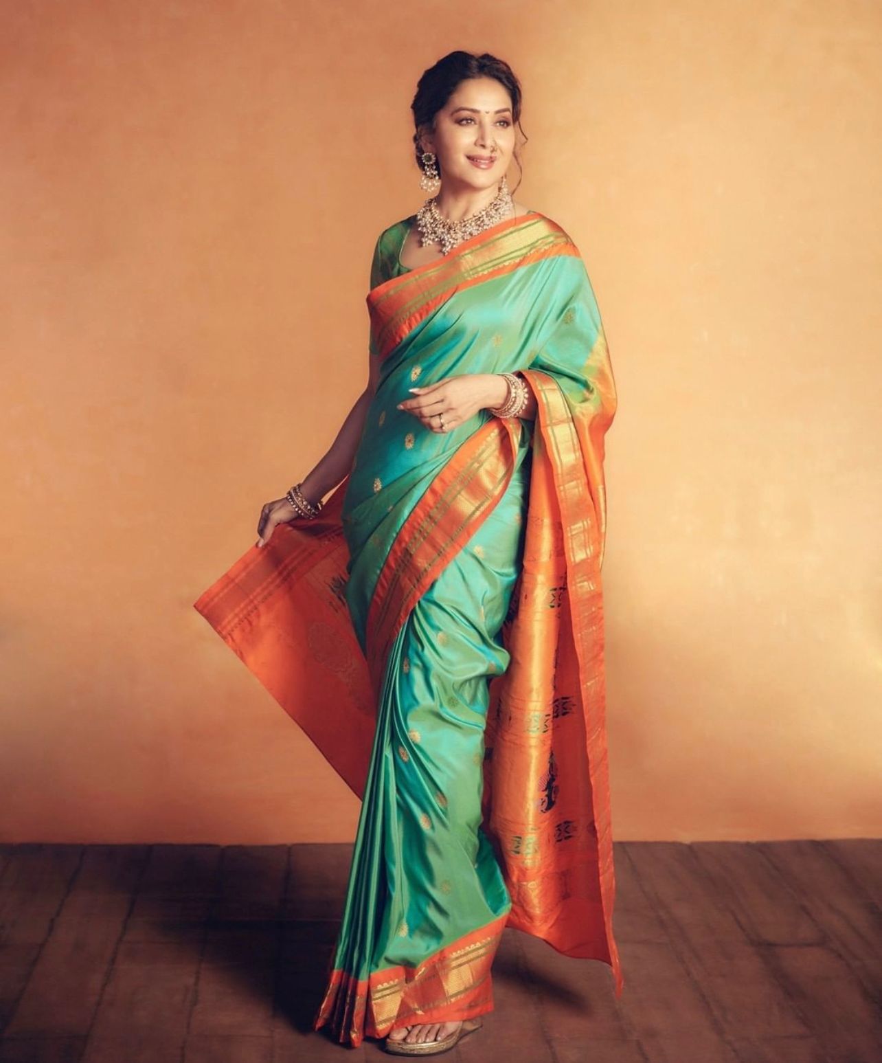 Scintillating Firozi Soft Silk Saree With Vibrant Blouse Piece