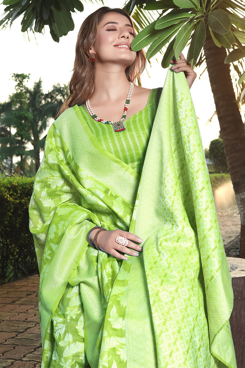 Blissful Green Cotton Silk Saree With Magnetic Blouse Piece