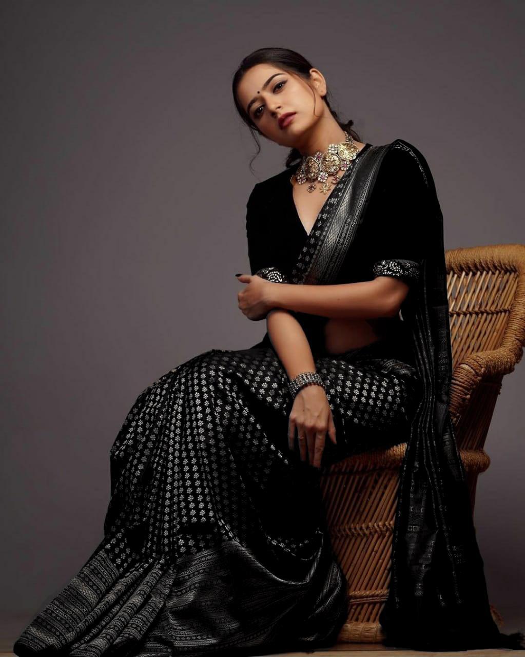 Improbable Black Soft Silk Saree With Enamoring Blouse Piece