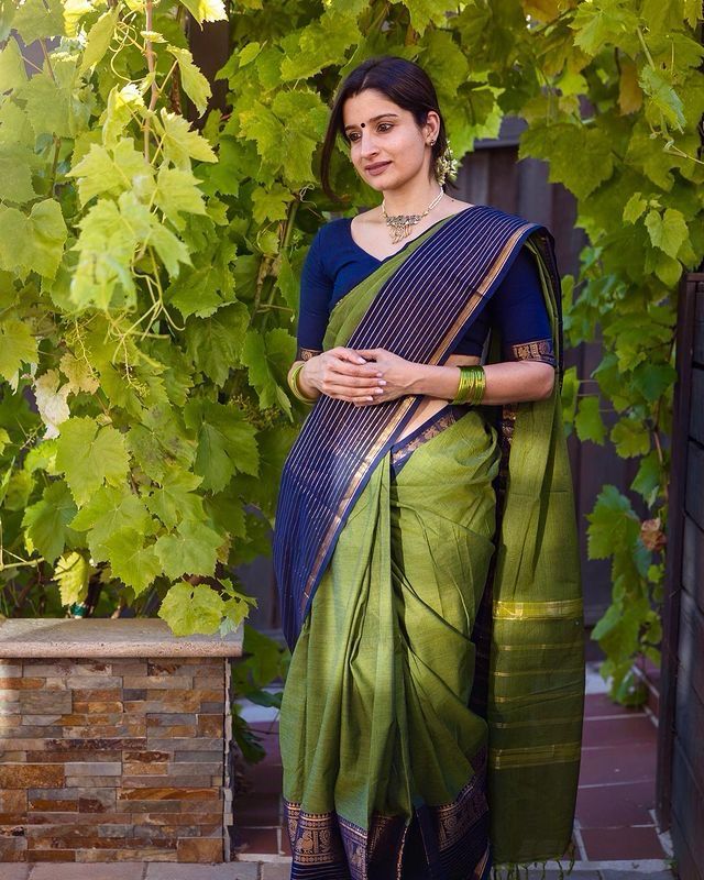 Imbrication Green Soft Silk Saree With Entrancing Blouse Piece