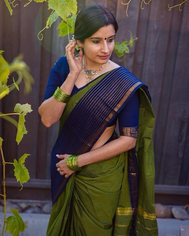 Imbrication Green Soft Silk Saree With Entrancing Blouse Piece