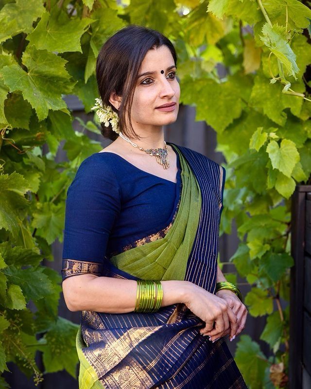 Imbrication Green Soft Silk Saree With Entrancing Blouse Piece