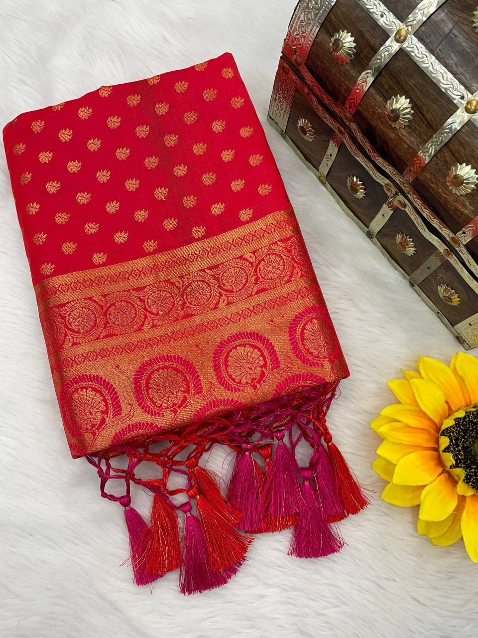 Beauteous Red Soft Banarasi Silk Saree With Luxuriant Blouse Piece