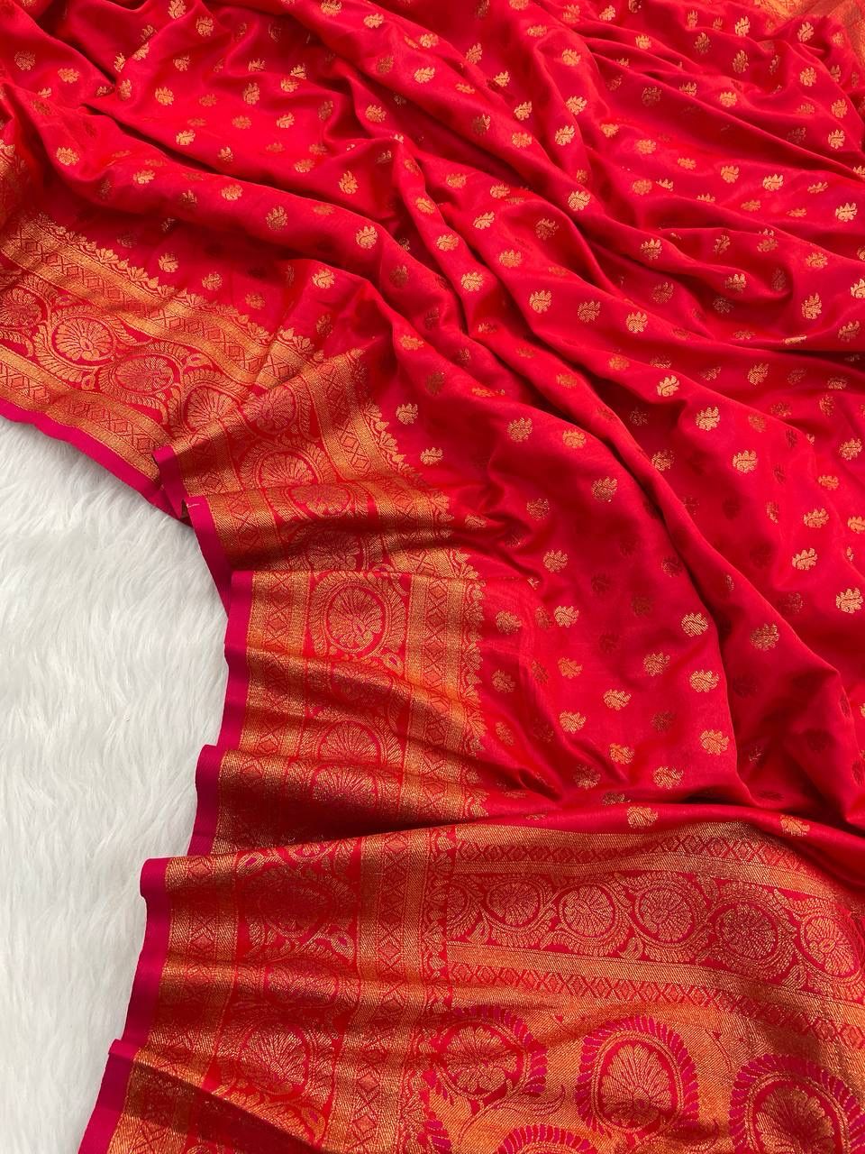 Beauteous Red Soft Banarasi Silk Saree With Luxuriant Blouse Piece