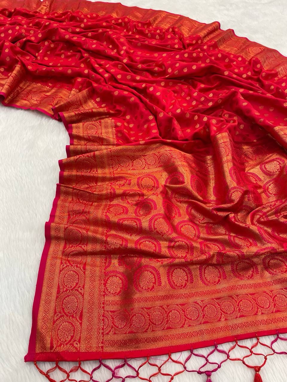 Beauteous Red Soft Banarasi Silk Saree With Luxuriant Blouse Piece