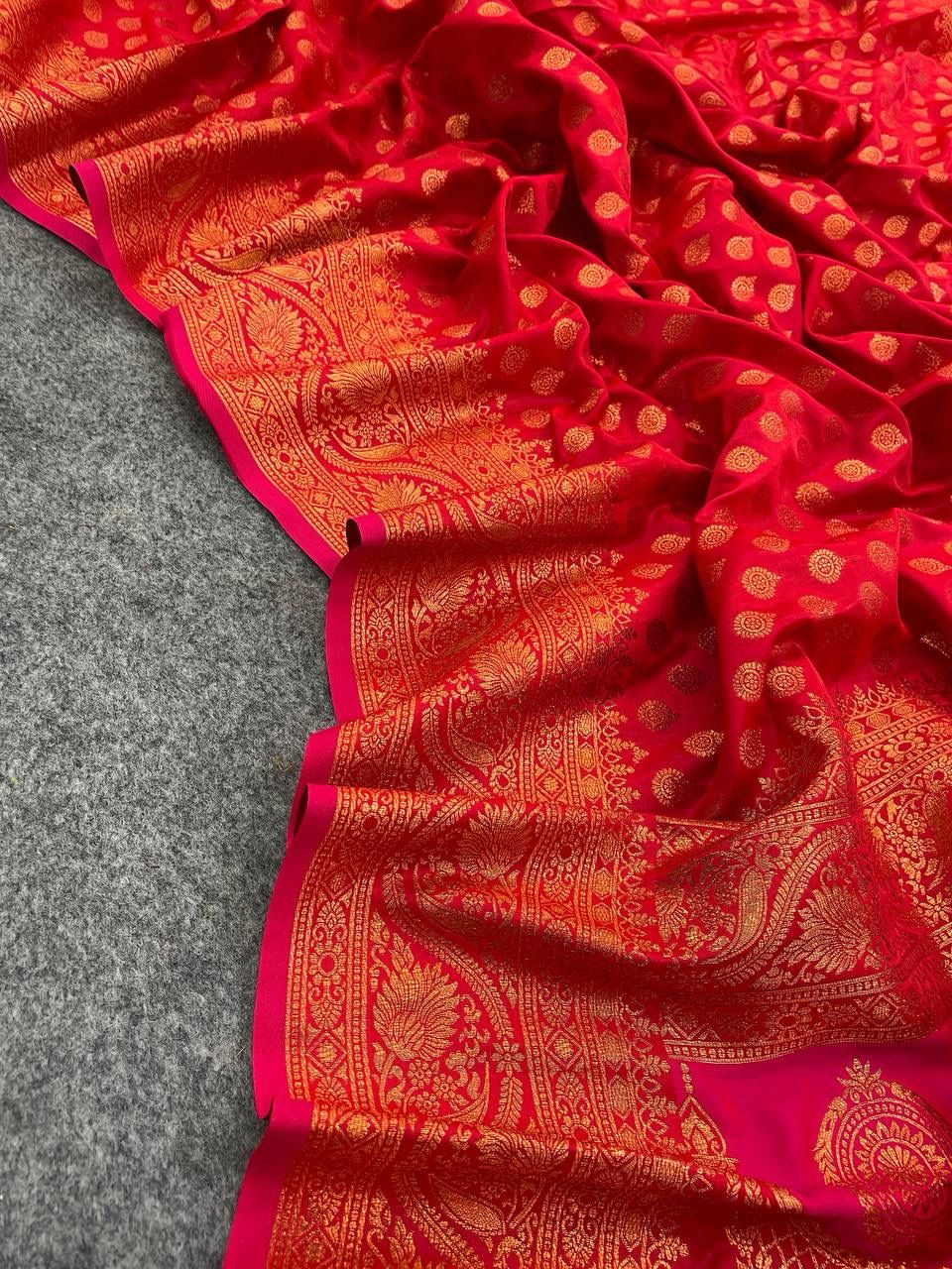 Desirable Red Soft Banarasi Silk Saree With Snappy Blouse Piece