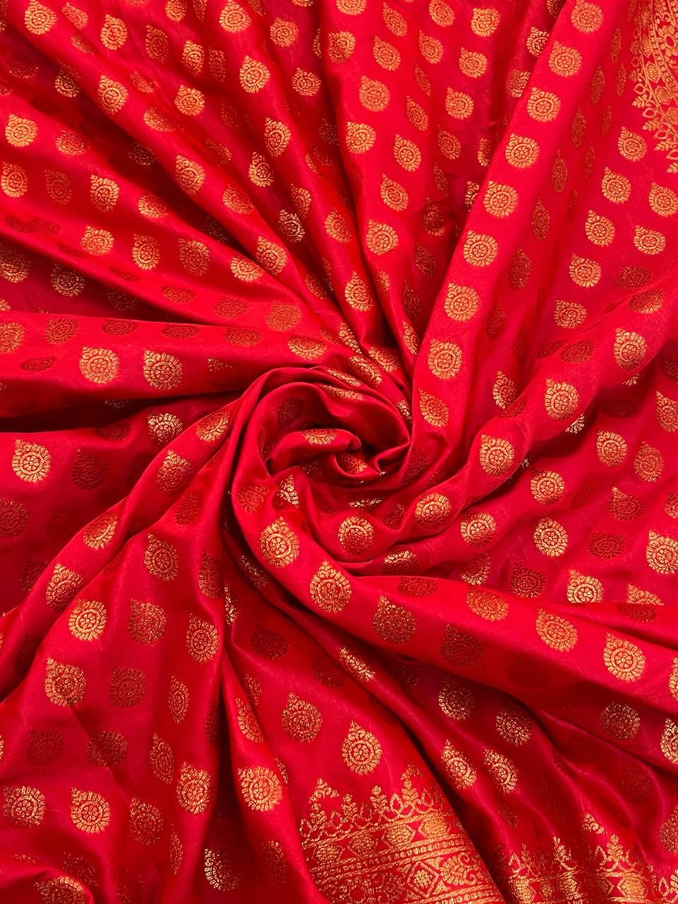 Desirable Red Soft Banarasi Silk Saree With Snappy Blouse Piece