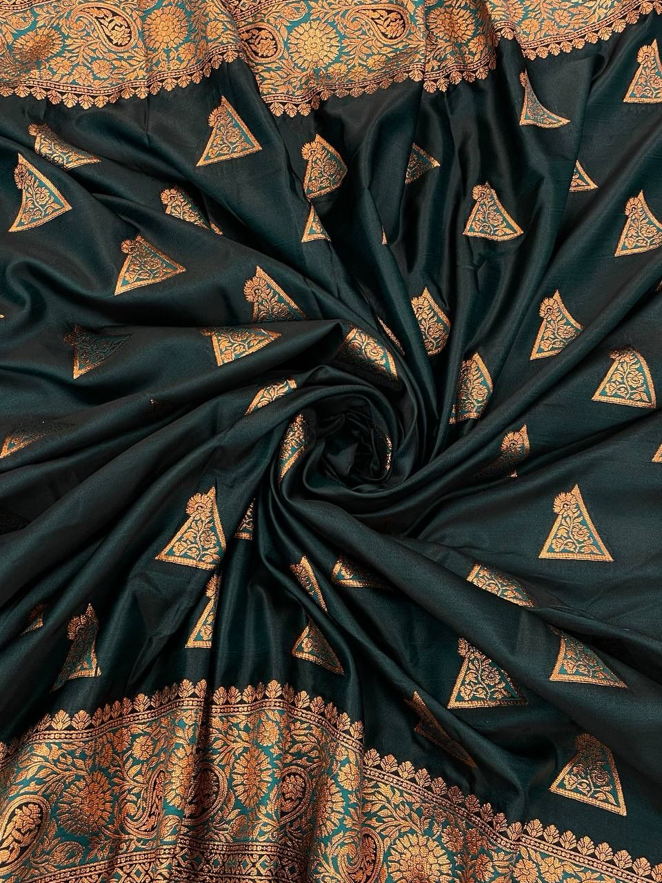 Prominent Dark Green Soft Banarasi Silk Saree With Opulent Blouse Piece