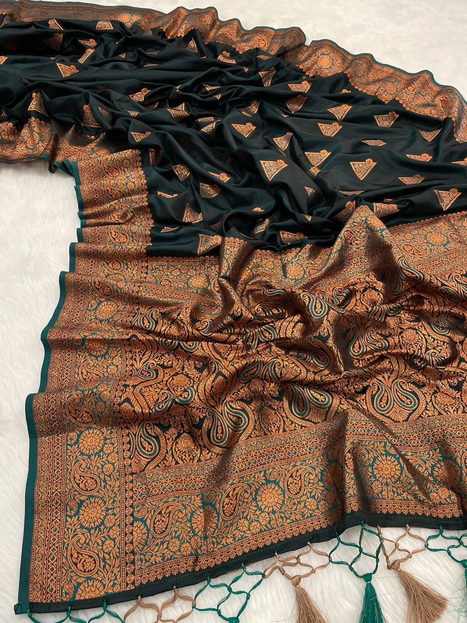 Prominent Dark Green Soft Banarasi Silk Saree With Opulent Blouse Piece