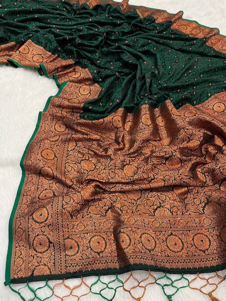 Staring Dark Green Soft Banarasi Silk Saree With Zephyr Blouse Piece