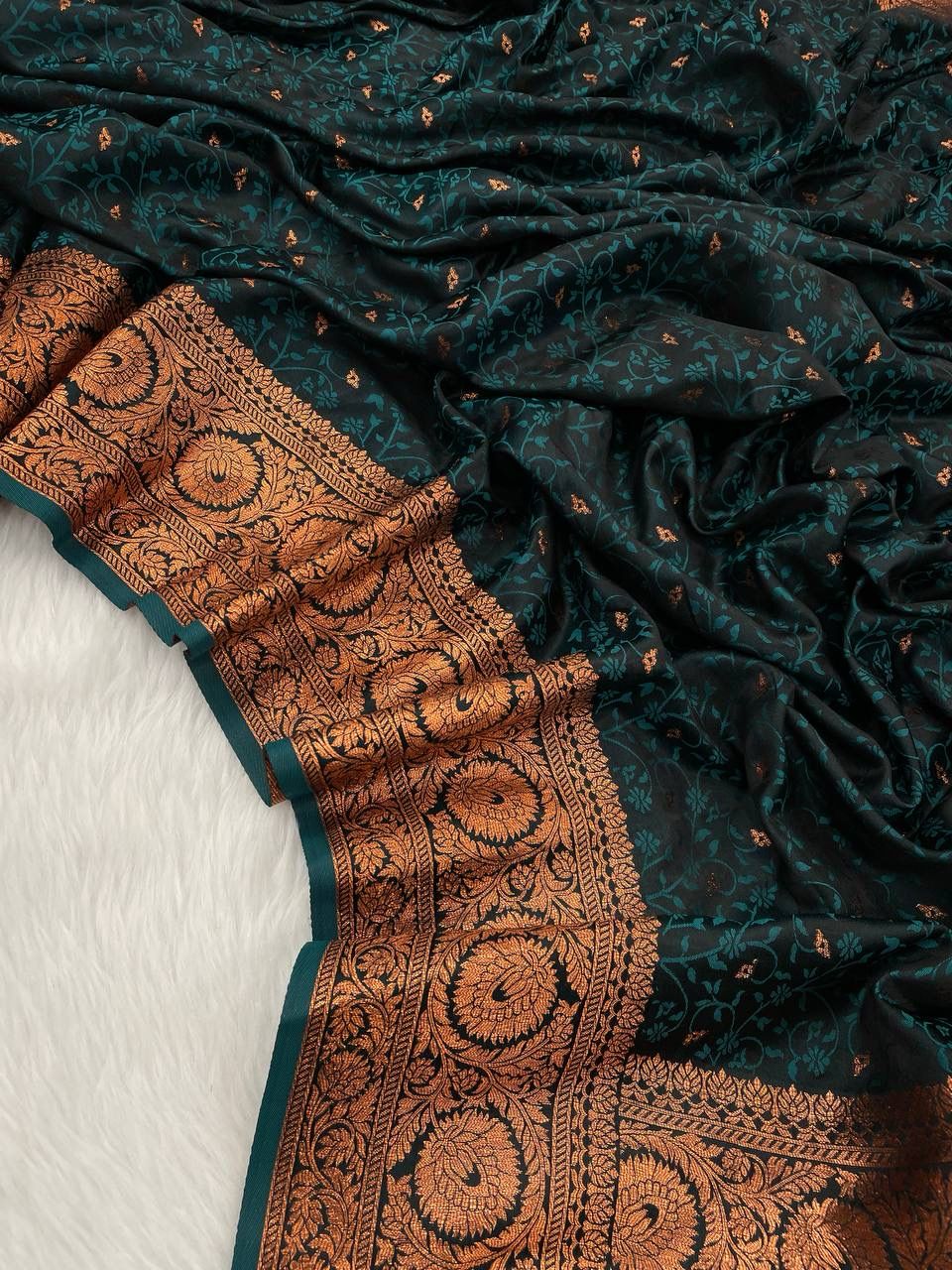 Beautiful Rama Soft Banarasi Silk Saree With Easy on the eyes Blouse Piece