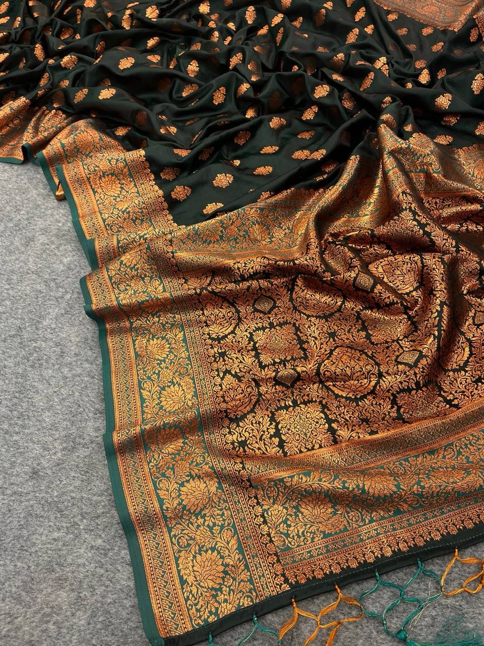 Gratifying Dark Green Soft Banarasi Silk Saree With Resonant Blouse Piece