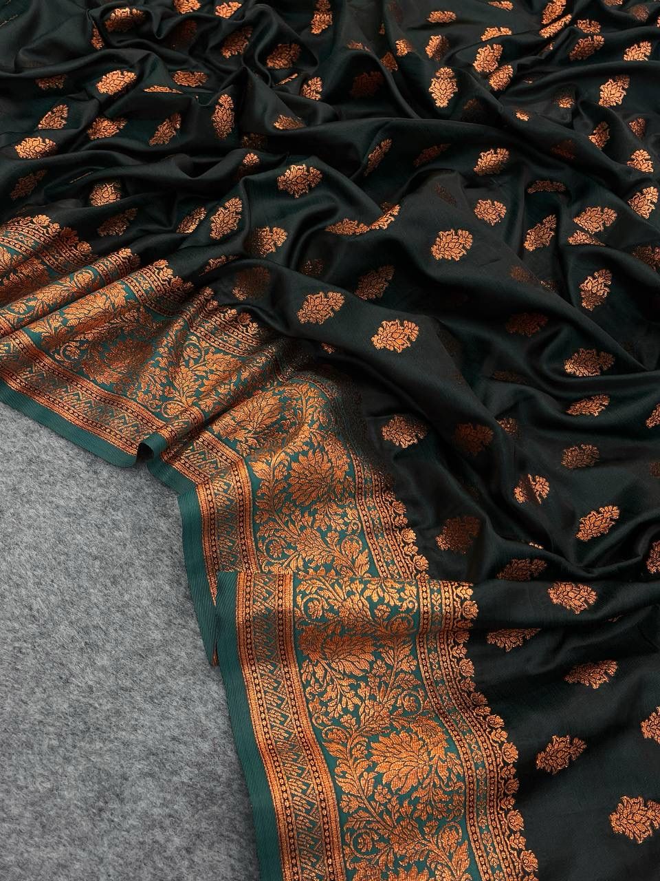 Gratifying Dark Green Soft Banarasi Silk Saree With Resonant Blouse Piece