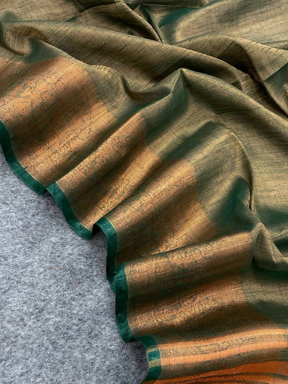 Winsome Green Cotton Silk Saree With A dreamy Blouse Piece