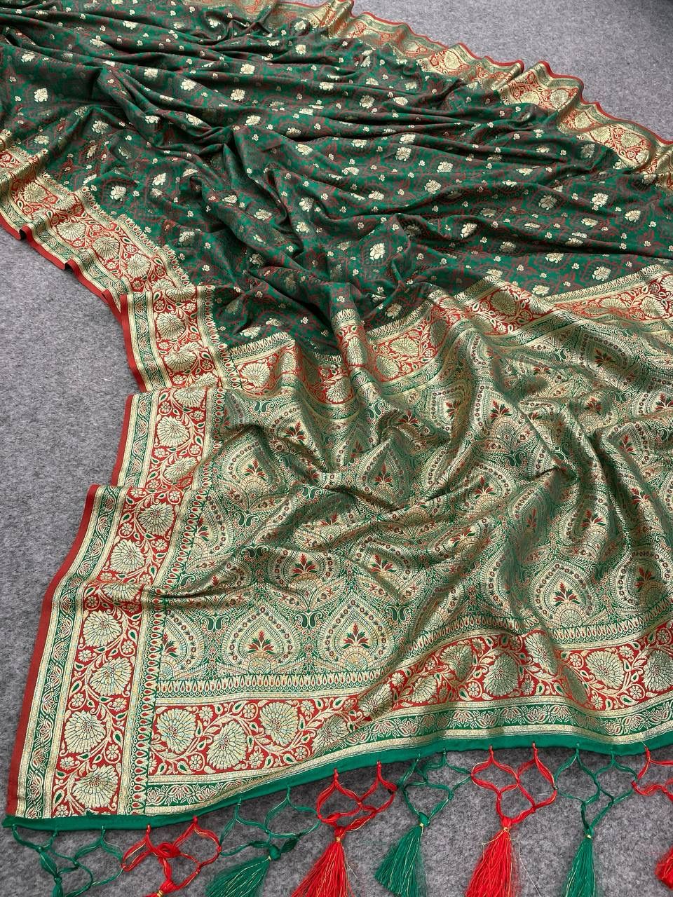 Easy on the eyes Dark Green Soft Banarasi Silk Saree With Glamorous Blouse Piece