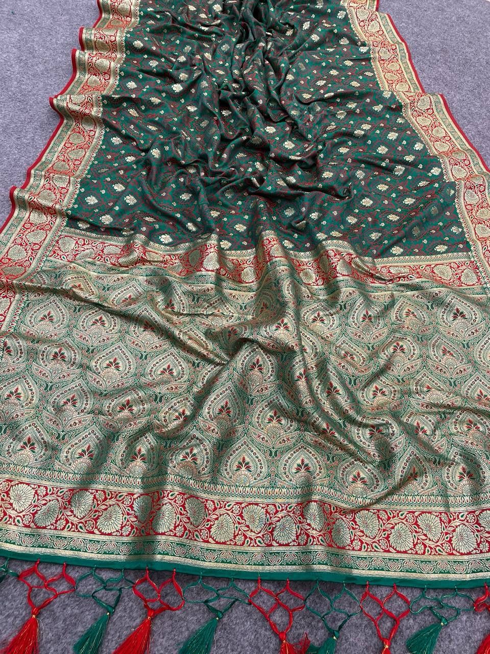 Easy on the eyes Dark Green Soft Banarasi Silk Saree With Glamorous Blouse Piece